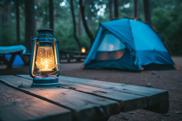 Top 5 Benefits of Using Lanterns Over Flashlights at Your Campsite